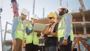 constructores recibiendo asesoría Efigas