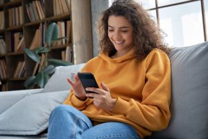 mujer pagando factura Efigas por whatsapp